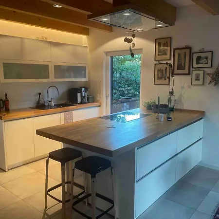 Helles Im Modernen Holzhaus Mit Queensize-bett, Balkon, Schreibtisch, Tv, Klimaanlage & Abdunkelnden Jalousien