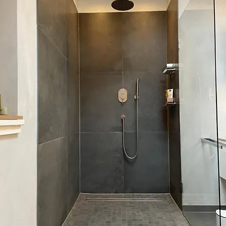 Helles Im Modernen Holzhaus Mit Queensize-bett, Balkon, Schreibtisch, Tv, Klimaanlage & Abdunkelnden Jalousien Проживание в семье *