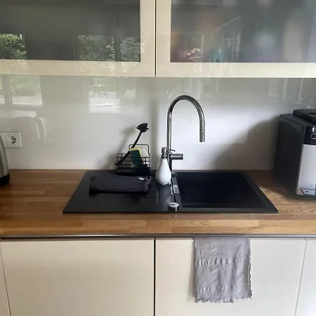 Helles Im Modernen Holzhaus Mit Queensize-bett, Balkon, Schreibtisch, Tv, Klimaanlage & Abdunkelnden Jalousien * Нордерштедт