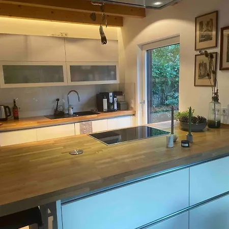 Helles Im Modernen Holzhaus Mit Queensize-bett, Balkon, Schreibtisch, Tv, Klimaanlage & Abdunkelnden Jalousien Проживание в семье