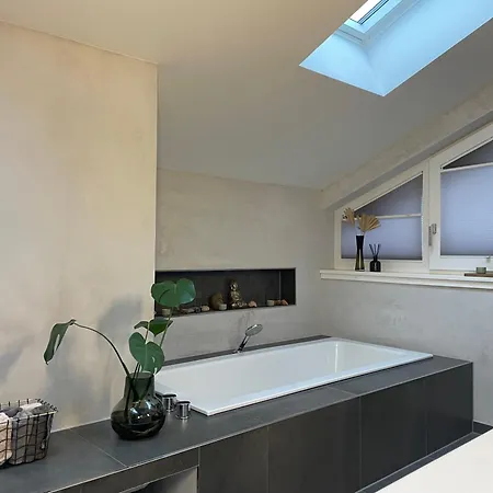 Helles Im Modernen Holzhaus Mit Queensize-bett, Balkon, Schreibtisch, Tv, Klimaanlage & Abdunkelnden Jalousien Проживание в семье *