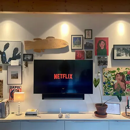 Helles Im Modernen Holzhaus Mit Queensize-bett, Balkon, Schreibtisch, Tv, Klimaanlage & Abdunkelnden Jalousien *