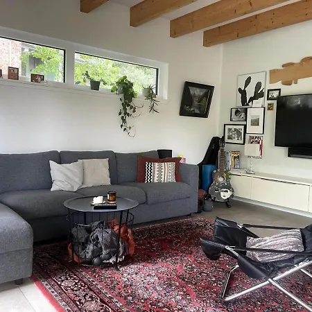 Helles Im Modernen Holzhaus Mit Queensize-bett, Balkon, Schreibtisch, Tv, Klimaanlage & Abdunkelnden Jalousien Нордерштедт