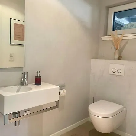 Helles Im Modernen Holzhaus Mit Queensize-bett, Balkon, Schreibtisch, Tv, Klimaanlage & Abdunkelnden Jalousien *