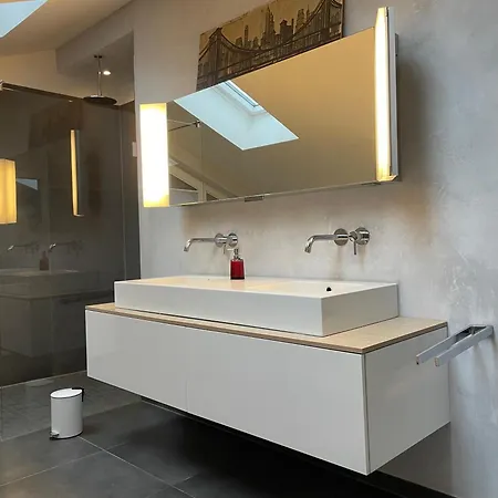 Helles Im Modernen Holzhaus Mit Queensize-bett, Balkon, Schreibtisch, Tv, Klimaanlage & Abdunkelnden Jalousien Проживание в семье