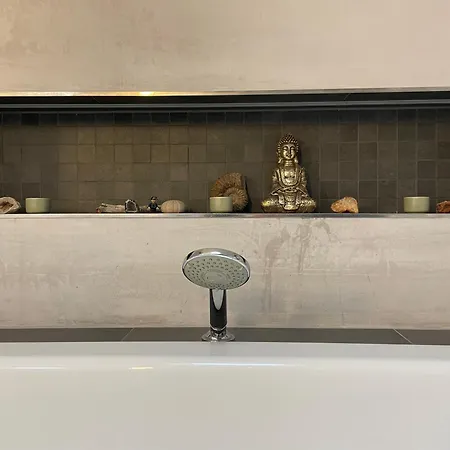 Проживание в семье Helles Im Modernen Holzhaus Mit Queensize-bett, Balkon, Schreibtisch, Tv, Klimaanlage & Abdunkelnden Jalousien