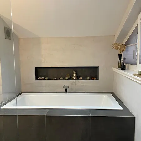 Проживание в семье Helles Im Modernen Holzhaus Mit Queensize-bett, Balkon, Schreibtisch, Tv, Klimaanlage & Abdunkelnden Jalousien *