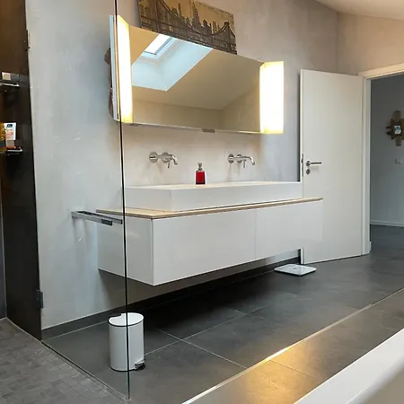 Helles Im Modernen Holzhaus Mit Queensize-bett, Balkon, Schreibtisch, Tv, Klimaanlage & Abdunkelnden Jalousien Проживание в семье Нордерштедт