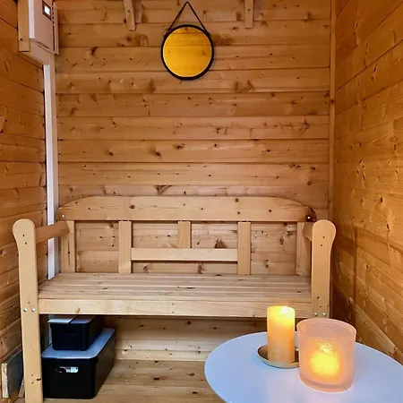 Проживание в семье Helles Im Modernen Holzhaus Mit Queensize-bett, Balkon, Schreibtisch, Tv, Klimaanlage & Abdunkelnden Jalousien Нордерштедт