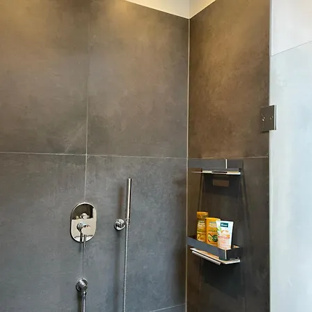 Helles Im Modernen Holzhaus Mit Queensize-bett, Balkon, Schreibtisch, Tv, Klimaanlage & Abdunkelnden Jalousien *