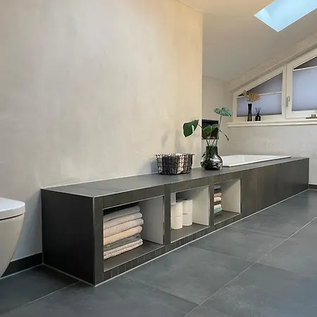 Helles Im Modernen Holzhaus Mit Queensize-bett, Balkon, Schreibtisch, Tv, Klimaanlage & Abdunkelnden Jalousien Проживание в семье *