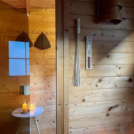 Проживание в семье Helles Im Modernen Holzhaus Mit Queensize-bett, Balkon, Schreibtisch, Tv, Klimaanlage & Abdunkelnden Jalousien *