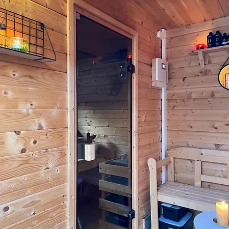 Helles Im Modernen Holzhaus Mit Queensize-bett, Balkon, Schreibtisch, Tv, Klimaanlage & Abdunkelnden Jalousien Проживание в семье Нордерштедт