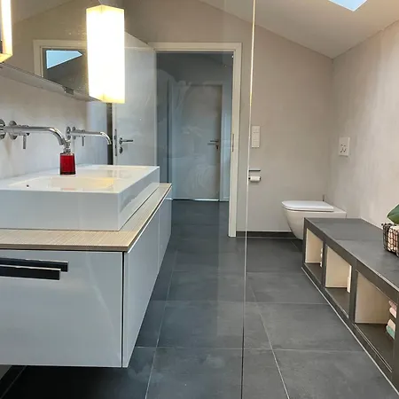 Helles In Unserem Zuhause Mit Queensize-bett, Balkon, Schreibtisch, Tv, Klimaanlage & Abdunkelnden Jalousien Norderstedt
