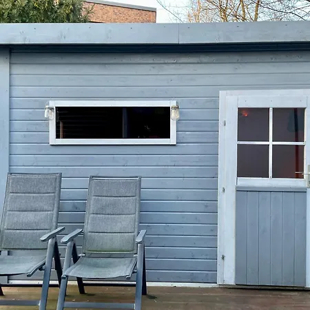 Helles Im Modernen Holzhaus Mit Queensize-bett, Balkon, Schreibtisch, Tv, Klimaanlage & Abdunkelnden Jalousien Проживание в семье