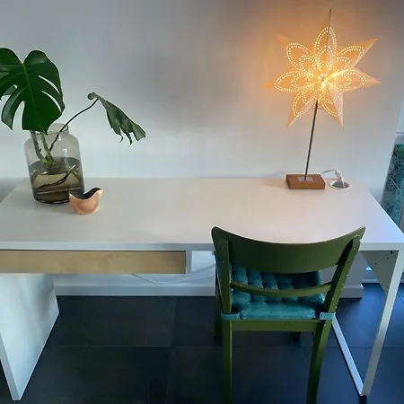 Privatunterkunft Helles Im Modernen Holzhaus Mit Queensize-bett, Balkon, Schreibtisch, Tv, Klimaanlage&abdunkelnden Jalousien