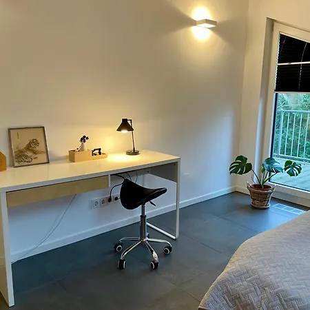 Helles Im Modernen Holzhaus Mit Queensize-bett, Balkon, Schreibtisch, Tv, Klimaanlage & Abdunkelnden Jalousien Проживание в семье Нордерштедт