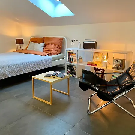 Privatunterkunft Helles Im Modernen Holzhaus Mit Queensize-bett, Balkon, Schreibtisch, Tv, Klimaanlage&abdunkelnden Jalousien *