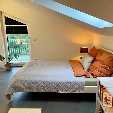 Helles Im Modernen Holzhaus Mit Queensize-bett, Balkon, Schreibtisch, Tv, Klimaanlage & Abdunkelnden Jalousien * Нордерштедт