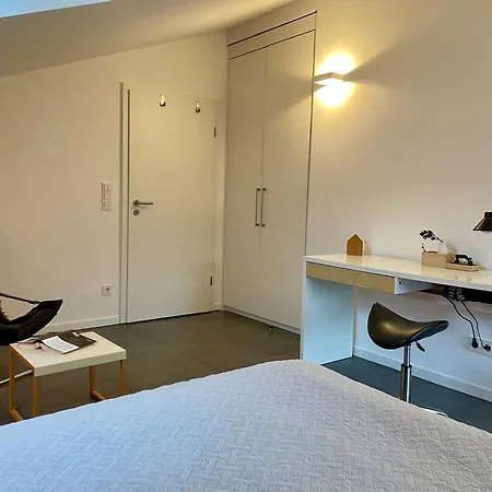 Helles Im Modernen Holzhaus Mit Queensize-bett, Balkon, Schreibtisch, Tv, Klimaanlage & Abdunkelnden Jalousien