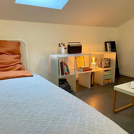 Helles Im Modernen Holzhaus Mit Queensize-bett, Balkon, Schreibtisch, Tv, Klimaanlage & Abdunkelnden Jalousien *