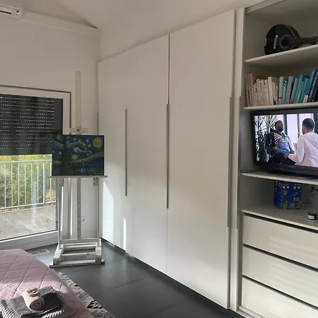 Helles Im Modernen Holzhaus Mit Queensize-bett, Balkon, Schreibtisch, Tv, Klimaanlage & Abdunkelnden Jalousien Проживание в семье