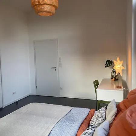 Helles In Unserem Zuhause Mit Queensize-bett, Balkon, Schreibtisch, Tv, Klimaanlage & Abdunkelnden Jalousien *