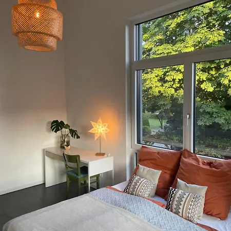 Helles Im Modernen Holzhaus Mit Queensize-bett, Balkon, Schreibtisch, Tv, Klimaanlage & Abdunkelnden Jalousien * Нордерштедт