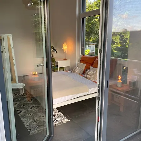 Helles Im Modernen Holzhaus Mit Queensize-bett, Balkon, Schreibtisch, Tv, Klimaanlage & Abdunkelnden Jalousien *