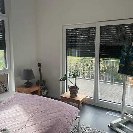 Helles Im Modernen Holzhaus Mit Queensize-bett, Balkon, Schreibtisch, Tv, Klimaanlage & Abdunkelnden Jalousien Проживание в семье Нордерштедт