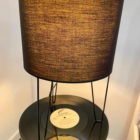 Helles Im Modernen Holzhaus Mit Queensize-bett, Balkon, Schreibtisch, Tv, Klimaanlage & Abdunkelnden Jalousien Нордерштедт