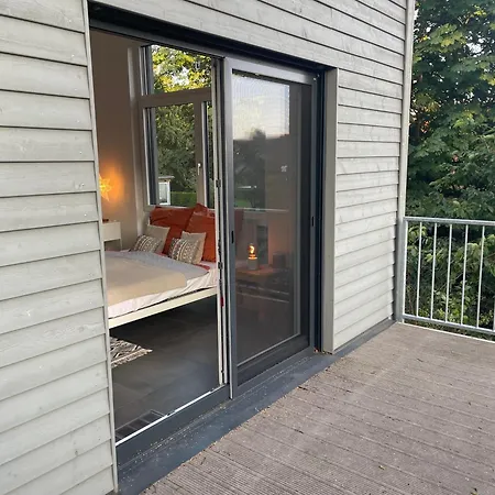 Helles Im Modernen Holzhaus Mit Queensize-bett, Balkon, Schreibtisch, Tv, Klimaanlage & Abdunkelnden Jalousien Проживание в семье Нордерштедт